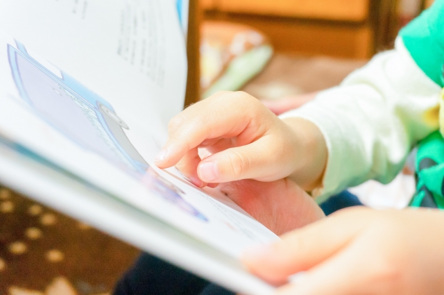 絵本を読む子ども